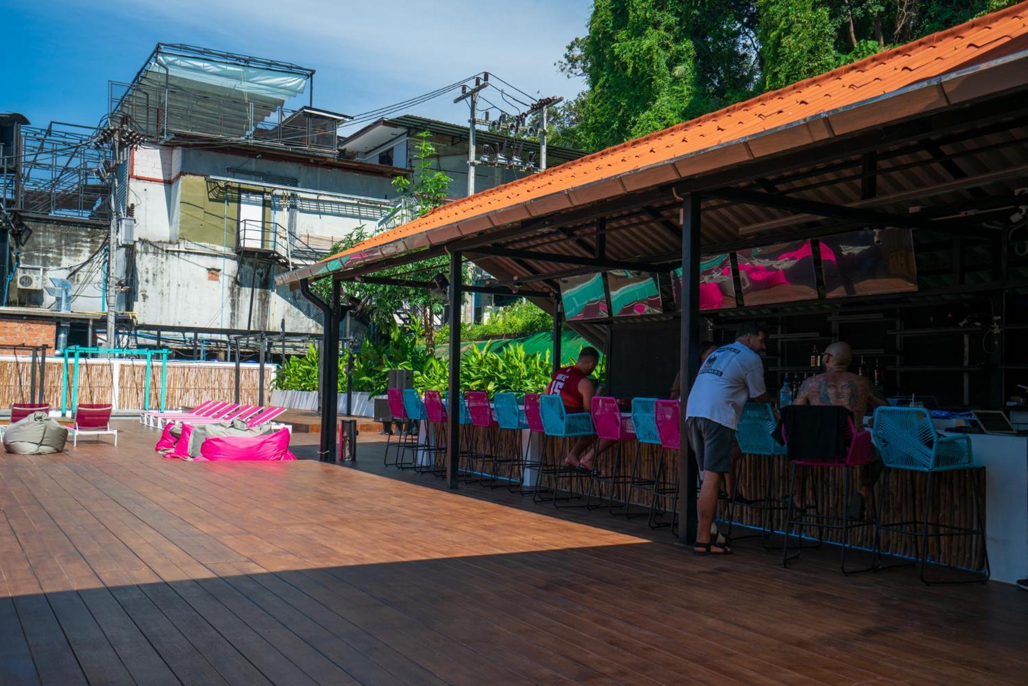 Base Ao Nang Beachfront Hostel Extérieur photo